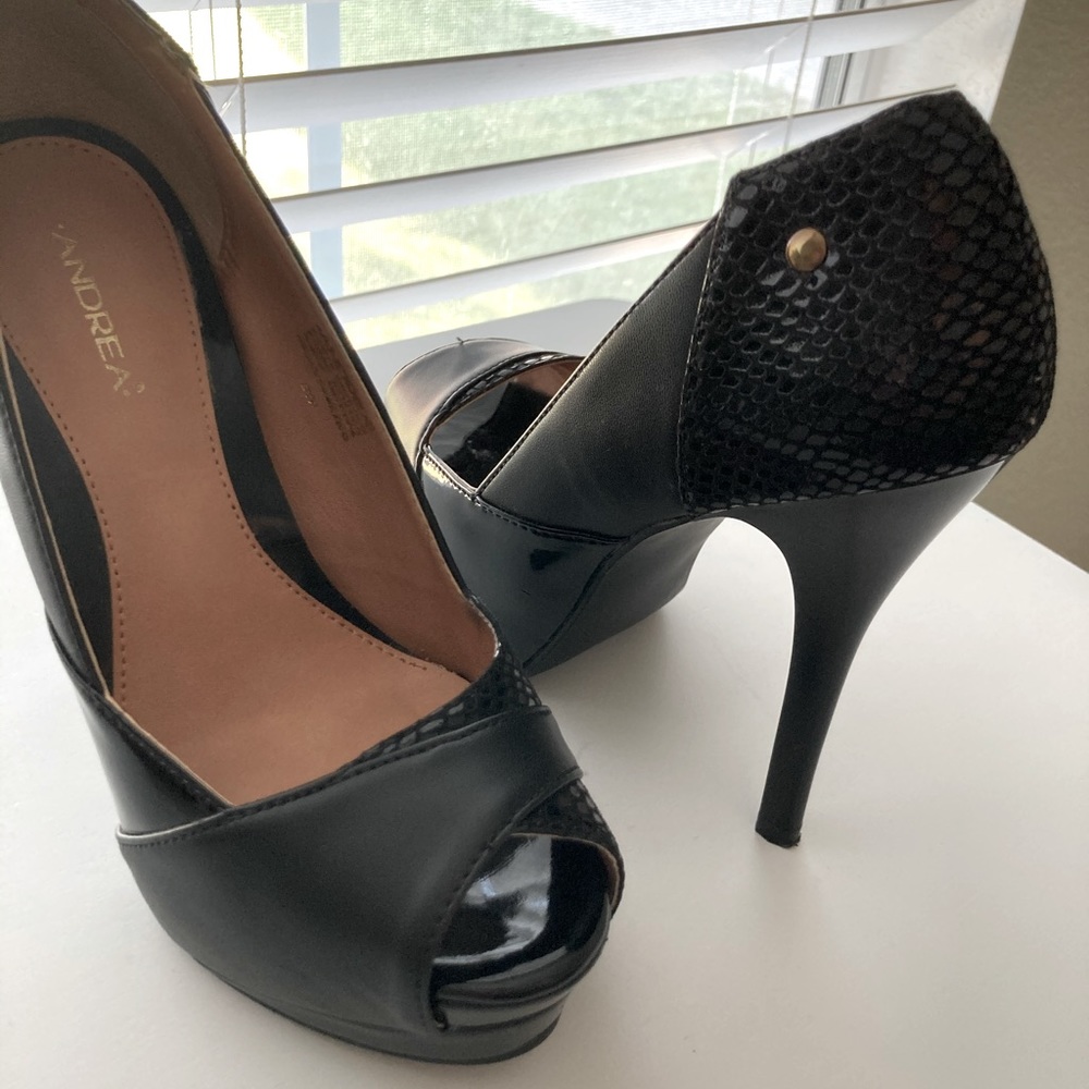 Peep toe hidden platform pumps